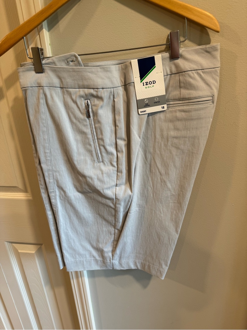 Izod women’s Light Gray Flat Front Golf Shorts